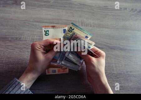 Mann Hand hält Euro-Banknoten und zählt Stockfoto