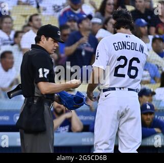 Los Angeles, USA. Juni 2021. Home Plate Schiedsrichter DJ Reyburn untersucht die Kappe des Los Angeles Dodgers Pitcher Tony Gonsolin auf klebrige Substanzen, als er das Spiel gegen die Chicago Cubs während des vierten Innings im Dodger Stadium in Los Angeles am Freitag, den 25. Juni 2021 verlässt. Die Dodgers besiegten die Cubs 6-2. Foto von Jim Ruymen/UPI Credit: UPI/Alamy Live News Stockfoto