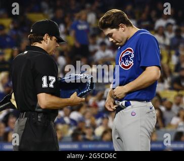 Los Angeles, USA. Juni 2021. Home Plate der Schiedsrichter DJ Reyburn untersucht den Gürtel des Chicago Cubs Relief Pitchers Justin Steele auf klebrige Substanzen, als er das Spiel gegen die Los Angeles Dodgers während des siebten Innings im Dodger Stadium in Los Angeles am Freitag, den 25. Juni 2021, verlässt. Die Dodgers besiegten die Cubs 6-2. Foto von Jim Ruymen/UPI Credit: UPI/Alamy Live News Stockfoto