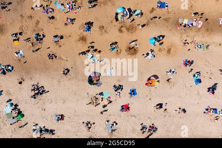 Luftaufnahme von Menschen von Menschenmengen von Familien am beliebten Silversands Beach in Aberdour, Fife, Schottland, Großbritannien Stockfoto