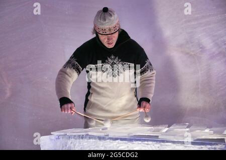 Mann, der in Norwegen, Skandinavien, ein Xylophon aus festem Eis spielt Stockfoto