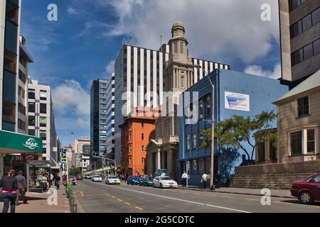 Eine Straßenansicht mit Autos und Ladenfronten in Wellington, Nordinsel, Neuseeland Stockfoto