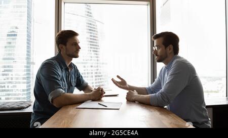 Zwei Geschäftsleute, die bei einem Interview sprechen. Stockfoto