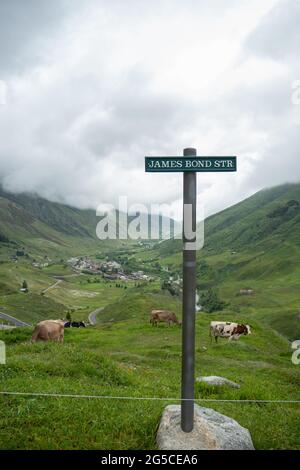 Blick von der Furka-Passstraße mit dem Schild James Bond Street ins Reuss-Tal Stockfoto