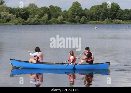 Cirencester, Großbritannien, 26. Juni 2021. Wetter in Großbritannien. Ein schöner sonniger Tag im Cotswold Water Park, während die Menschen Wassersport auf dem See treiben. Wiltshire. Kredit: Gary Learmonth / Alamy Live Nachrichten Stockfoto