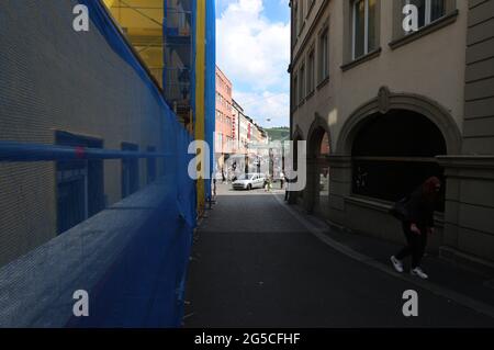 Würzburg, Deutschland. Juni 2021. 26. Juni 2021, Bayern, Würzburg: Blick durch eine Gasse am Tatort in der Innenstadt. In der Gasse wurde ein Mann, der zufällig Menschen mit einem Messer angegriffen hatte, von der Polizei verhaftet. Bei dem Messerangriff starben drei Menschen, mindestens fünf wurden schwer verletzt. Foto: Karl-Josef Hildenbrand/dpa Quelle: dpa picture Alliance/Alamy Live News Stockfoto