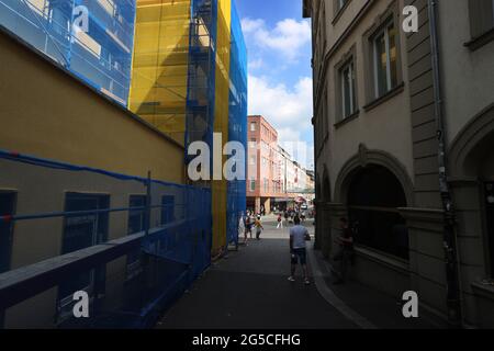 Würzburg, Deutschland. Juni 2021. 26. Juni 2021, Bayern, Würzburg: Blick durch eine Gasse am Tatort in der Innenstadt. In der Gasse wurde ein Mann, der zufällig Menschen mit einem Messer angegriffen hatte, von der Polizei verhaftet. Bei dem Messerangriff starben drei Menschen, mindestens fünf wurden schwer verletzt. Foto: Karl-Josef Hildenbrand/dpa Quelle: dpa picture Alliance/Alamy Live News Stockfoto