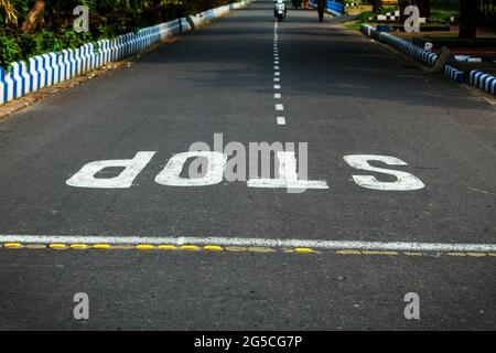 Lackiertes STOPPWORT auf einer Straße Stockfoto