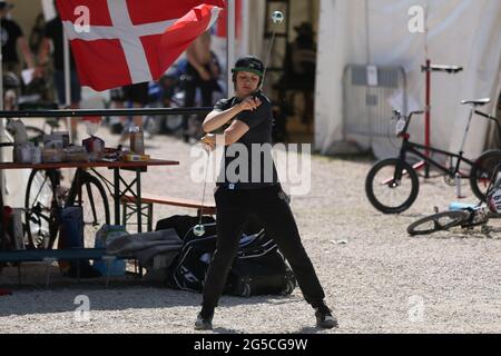 Während der UCI BMX Supercross Weltcup Runde 1 in der BMX Olympic Arena am 8. Mai 2021 in Verona, Italien, kann sich ein Athlet zwischen den Rennen entspannen Stockfoto