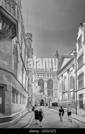 Touristen kommen an Studenten auf der Trinity Hall Road vorbei, mit der Clare College Chapel auf der rechten Seite und den Old Schools auf der linken Seite, die zur King's College Chapel führen. Stockfoto