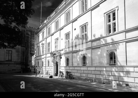 Studenten außerhalb des Trinity Hall College, Universität Cambridge, England. Stockfoto