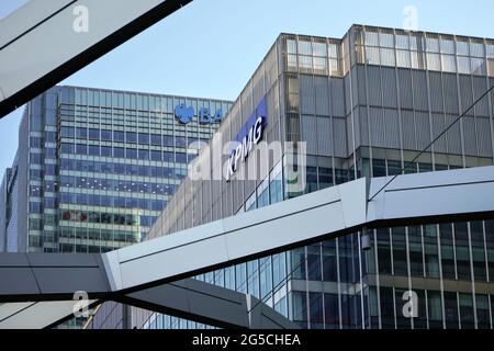 London, Großbritannien - 03. Februar 2019: Blaue KPMG-Beschilderung in ihren Büros am 15 Canada Square in Canary Wharf - Hauptsitz des Unternehmens in Großbritannien Stockfoto