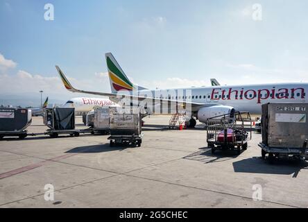Addis Abeba, Äthiopien - 23. April 2019: Die äthiopische Fluggesellschaft Boeing 737 wartet am sonnigen Tag am Boden, ein weiteres A350-Flugzeug ist im Rückstand. EAL sind die größten Stockfoto