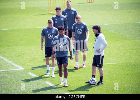 Herzogenaurach, Deutschland. Juni 2021. Fußball: EM, Training Deutschland auf dem Adi Dassler Sportplatz. Bundestrainer Joachim Löw (r) beobachtet seine Spieler Toni Kroos (l-r), Kai Havertz, Serge Gnabry, Niklas Süle und Timo Werner während des Trainings. Quelle: Federico Gambarini/dpa/Alamy Live News Stockfoto