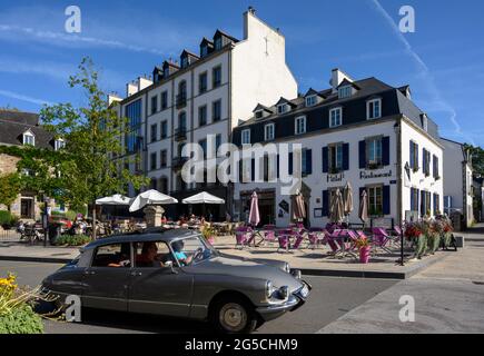 PONT-AVEN, BRETAGNE, FRANKREICH - AUGUST 22 2019 : Straße Pont-Aven. Stockfoto