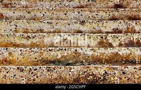 Die Stufen haben viele farbige Steine in sich Stockfoto