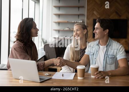 maklerin schüttelt sich die Hände mit Kunden im Büro. Stockfoto