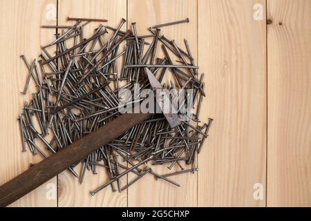 Hammer und Nägel auf rustikalem Holzhintergrund mit Platz für Text. Platz für Text. Blick von oben. Stockfoto