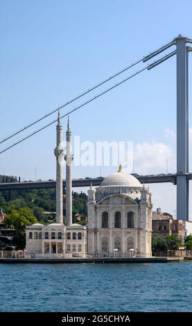 Blick auf den europäischen Teil von Istanbul vom Bosporus aus, Türkei. Stockfoto