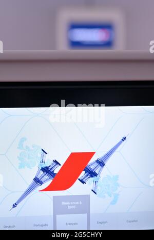 Unterhaltung an Bord in der Premium Economy Class bei Air France (AF), Los Angeles International Airport (LAX) CA Stockfoto