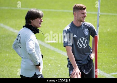 Herzogenaurach, Deutschland. Juni 2021. Fußball: EM, Training Deutschland auf dem Adi Dassler Sportplatz. Bundestrainer Joachim Löw (l.) spricht während des Trainings mit Timo Werner. Quelle: Federico Gambarini/dpa/Alamy Live News Stockfoto