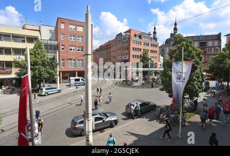 Würzburg, Deutschland. Juni 2021. 26. Juni 2021, Bayern, Würzburg: Blick auf den Barbarossaplatz in der Innenstadt. Auf und um den Platz herum hatte ein Mann am Vortag wahllos Menschen mit einem Messer angegriffen. Drei Menschen starben, mindestens fünf wurden schwer verletzt. Foto: Karl-Josef Hildenbrand/dpa Quelle: dpa picture Alliance/Alamy Live News Stockfoto