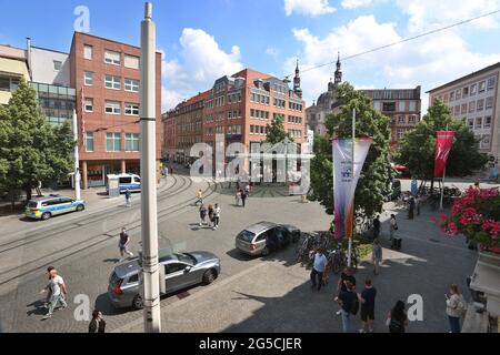 Würzburg, Deutschland. Juni 2021. 26. Juni 2021, Bayern, Würzburg: Blick auf den Barbarossaplatz in der Innenstadt. Auf und um den Platz herum hatte ein Mann am Vortag wahllos Menschen mit einem Messer angegriffen. Drei Menschen starben, mindestens fünf wurden schwer verletzt. Foto: Karl-Josef Hildenbrand/dpa Quelle: dpa picture Alliance/Alamy Live News Stockfoto