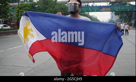 Quezon City, Philippinen. Januar 2018. Menschen winken mit gelben Bändern und halten die philippinische Flagge, während die Begräbnismotorkade des ehemaligen Präs Noynoy Aquino durch C5 in Quezon City fuhr. (Foto von Sherbien Dacalanio/Pacific Press) Quelle: Pacific Press Media Production Corp./Alamy Live News Stockfoto