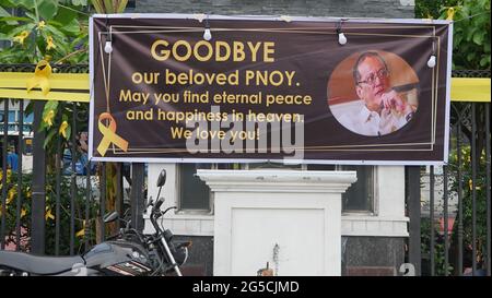 Quezon City, Philippinen. Januar 2018. Menschen winken mit gelben Bändern und halten die philippinische Flagge, während die Begräbnismotorkade des ehemaligen Präs Noynoy Aquino durch C5 in Quezon City fuhr. (Foto von Sherbien Dacalanio/Pacific Press) Quelle: Pacific Press Media Production Corp./Alamy Live News Stockfoto