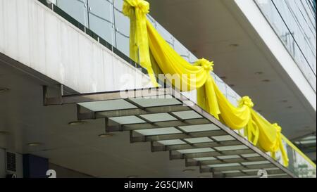 Quezon City, Philippinen. Januar 2018. Menschen winken mit gelben Bändern und halten die philippinische Flagge, während die Begräbnismotorkade des ehemaligen Präs Noynoy Aquino durch C5 in Quezon City fuhr. (Foto von Sherbien Dacalanio/Pacific Press) Quelle: Pacific Press Media Production Corp./Alamy Live News Stockfoto