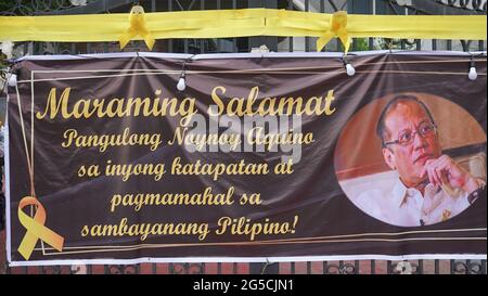 Quezon City, Philippinen. Januar 2018. Menschen winken mit gelben Bändern und halten die philippinische Flagge, während die Begräbnismotorkade des ehemaligen Präs Noynoy Aquino durch C5 in Quezon City fuhr. (Foto von Sherbien Dacalanio/Pacific Press) Quelle: Pacific Press Media Production Corp./Alamy Live News Stockfoto