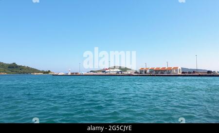 SKIATHOS, GRIECHENLAND - 2020. JULI: Express Skiathos Fähre von Hellenic Seaways Fähre fährt vom Hafen der Insel Skiathos, Sporades, Gree Stockfoto