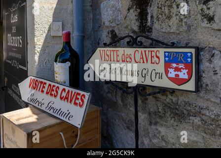 SAINT-Émilion, FRANKREICH - MAI 12 2019 : Zeichen des Weinherstellers in Saint-Émilion. Stockfoto