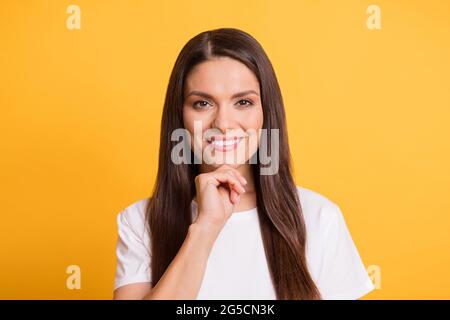 Foto-Porträt von nachdenklichen klugen Frau lächelnd berühren Kinn in weißen Kleidern auf lebendigen gelben Hintergrund isoliert Stockfoto