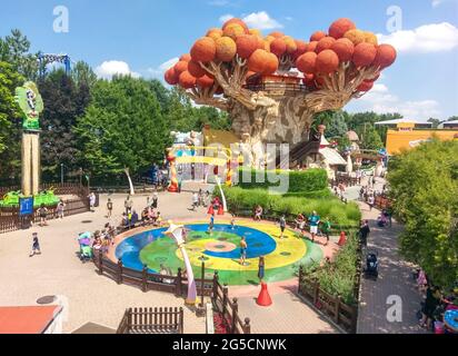 Castelnuovo del Garda, Italien, Juli 2017: Vergnügungspark Gardaland. Draufsicht auf die zentrale Attraktion in Form eines riesigen Baumes und Wasserfuuns Stockfoto