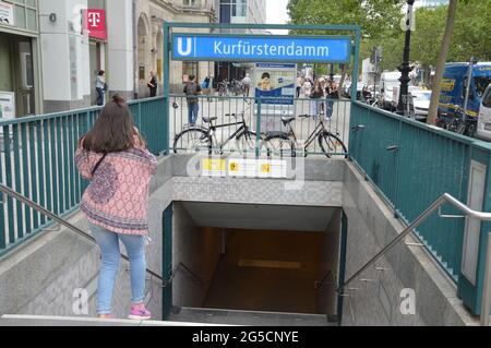 Eingang zur U-Bahnstation Kurfürstendamm in Berlin, Deutschland -Juni 2021 Stockfoto