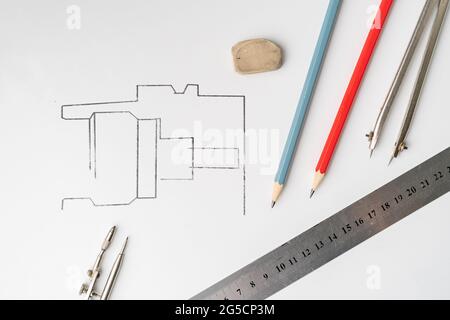 Zeichnen eines Plans auf einer farbigen Oberfläche mit dem Stift, Lineal, Kompass und anderen Werkzeugen, Geometrieformen Stockfoto