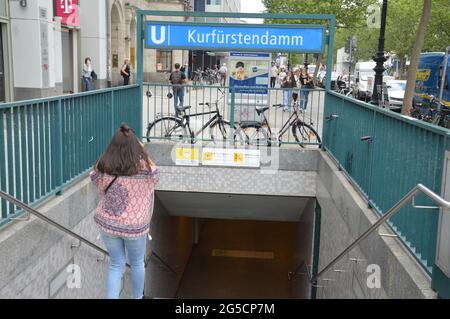 Eingang zur U-Bahnstation Kurfürstendamm in Berlin, Deutschland -Juni 2021 Stockfoto