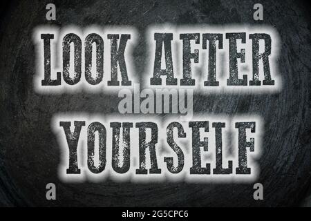„Look After Yourself“-Konzepttext im Hintergrund Stockfoto