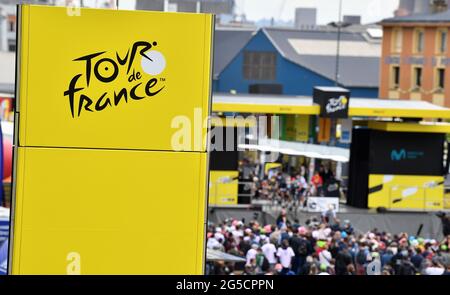 Die Abbildung zeigt das Logo der Tour de France zu Beginn der ersten Etappe der 108. Auflage des Radrennens der Tour de France, 197 Stockfoto