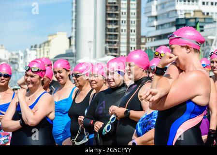 Brighton, Großbritannien. 26. Juni 2021 Schwimmer bereiten sich darauf vor, das Wasser für den Brighton Swimming Club Pier to Pier Swim zu betreten. Foto ©Julia Claxton Credit: Julia Claxton/Alamy Live News Stockfoto