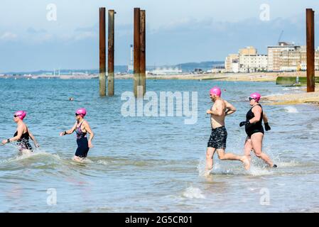 Brighton, Großbritannien. 26. Juni 2021 Schwimmer betreten das Wasser für den Brighton Swimming Club Pier zum Pier Schwimmen. Foto ©Julia Claxton Credit: Julia Claxton/Alamy Live News Stockfoto