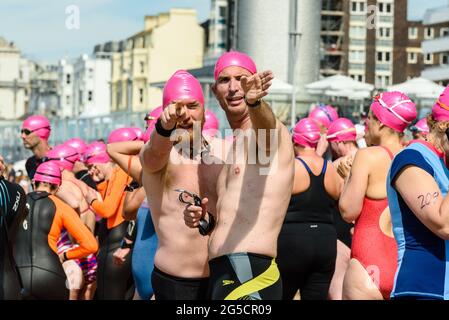 Brighton, Großbritannien. 26. Juni 2021 Schwimmer bereiten sich darauf vor, das Wasser für den Brighton Swimming Club Pier to Pier Swim zu betreten. Foto ©Julia Claxton Credit: Julia Claxton/Alamy Live News Stockfoto