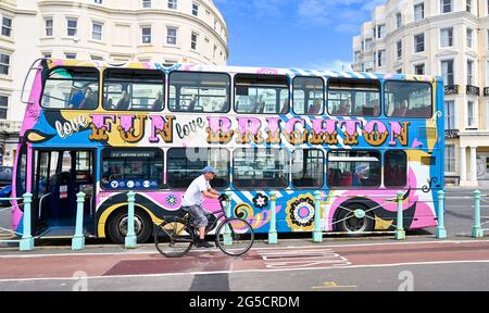 Brighton, Großbritannien. Juni 2021. Besucher genießen den heißen Sonnenschein an der Strandpromenade von Brighton, aber für die nächsten Tage in Großbritannien wird ein noch unsichereres Wetter prognostiziert: Credit Simon Dack / Alamy Live News Stockfoto