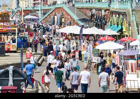 Brighton, Großbritannien. Juni 2021. Besucher genießen die heiße Sonne am Strand und am Meer von Brighton, aber für die nächsten Tage wird in Großbritannien ein noch unfesteres Wetter prognostiziert: Credit Simon Dack / Alamy Live News Stockfoto