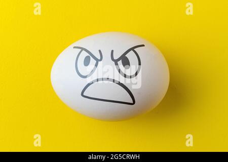 Böse unheimlich wütend Gesicht Emotion auf das osterei gemalt, Halloween-Konzept Stockfoto