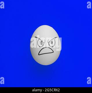 Böse unheimlich wütend Gesicht Emotion auf das osterei gemalt, Halloween-Konzept Stockfoto