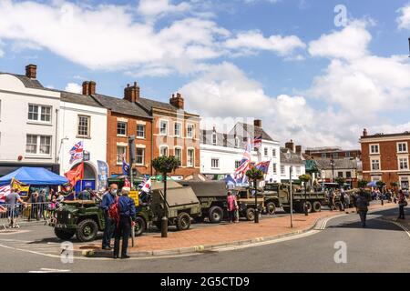 Banbury, Oxfordshire, Großbritannien, 26. Juni 2021. Heute wurden in Banbury in reduziertem Umfang Anerkennungen zum Tag der Streitkräfte durchgeführt. Nach einem Regierungsbeschluss der vergangenen Woche, die Covid-19-Sperrbeschränkungen beizubehalten, wurde beschlossen, die Veranstaltung auf eine Reihe von Ständen im Marktstil zu beschränken, die von Militärgruppen und Wohltätigkeitsorganisationen betrieben werden, sowie eine Sammlung von Militärfahrzeugen, die auf dem Marktplatz ausgestellt sind. Kredit: Bridget Catterall/Alamy Live Nachrichten Stockfoto