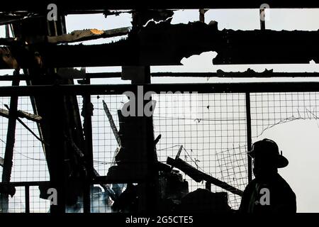 Quezon City. Juni 2021. Am 26. Juni 2021 wird ein Feuerwehrmann in einem Wohngebiet in Quezon City auf den Philippinen bei einem Brand gesehen. Quelle: Rouelle Umali/Xinhua/Alamy Live News Stockfoto