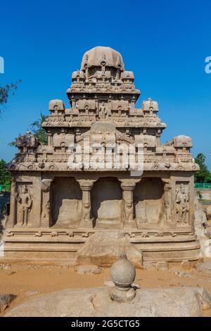 Außenansicht des Dharmaraja Ratha, eines der Pancha Rathas (fünf Rathas) von Mamallapuram, einem UNESCO-Weltkulturerbe in Tamil Nadu, Südindien Stockfoto